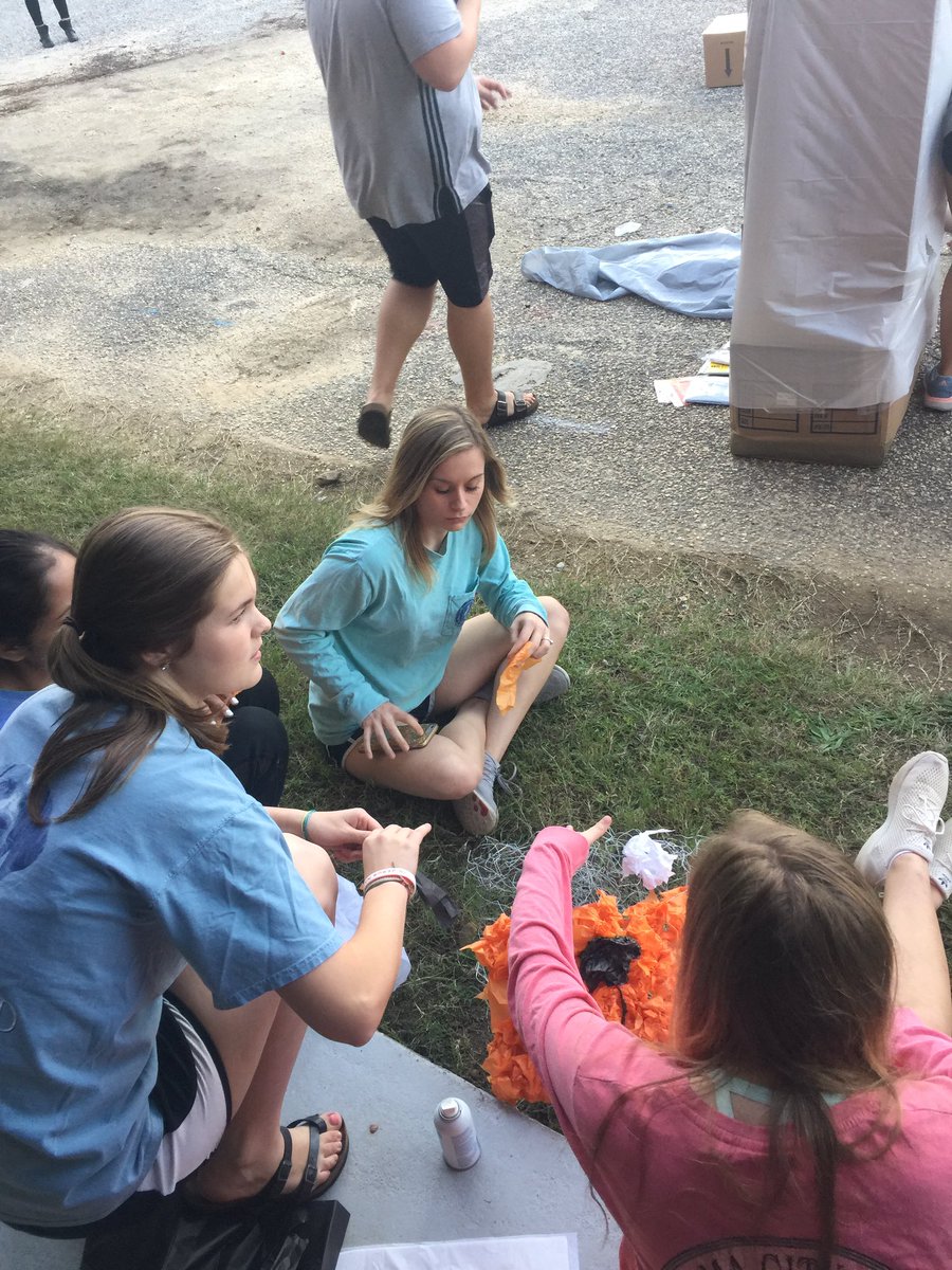 LWH_71's tweet photo. #Hoco2K17 #WeAreECS https://t.co/E2dOjWYHa2