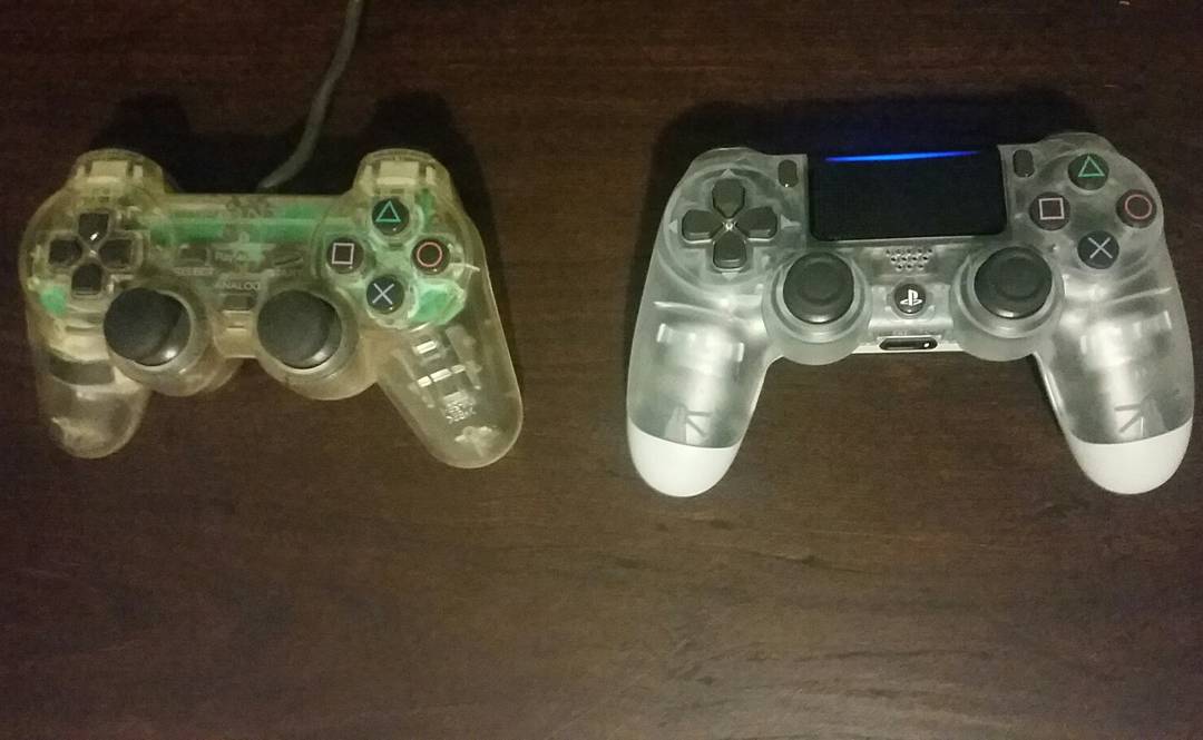 YCooperY_'s tweet photo. My PS1 crystal controller has seen better days though 😂
#ps4 #ps4share #ps4pro #ps1 #youtube #pcgaming #corsair #crystalcontroller https://t.co/GRK8t6LYfw