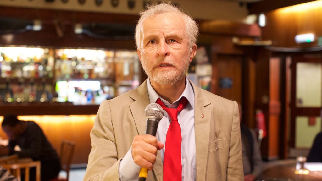 bbcpress's tweet photo. Oh Tra-a-cey Ullman... first look at Tracey as Jeremy Corbyn in #TraceyBreaksTheNews. Starts Friday at 9.30pm on @BBCOne https://t.co/qIQFunC1pU