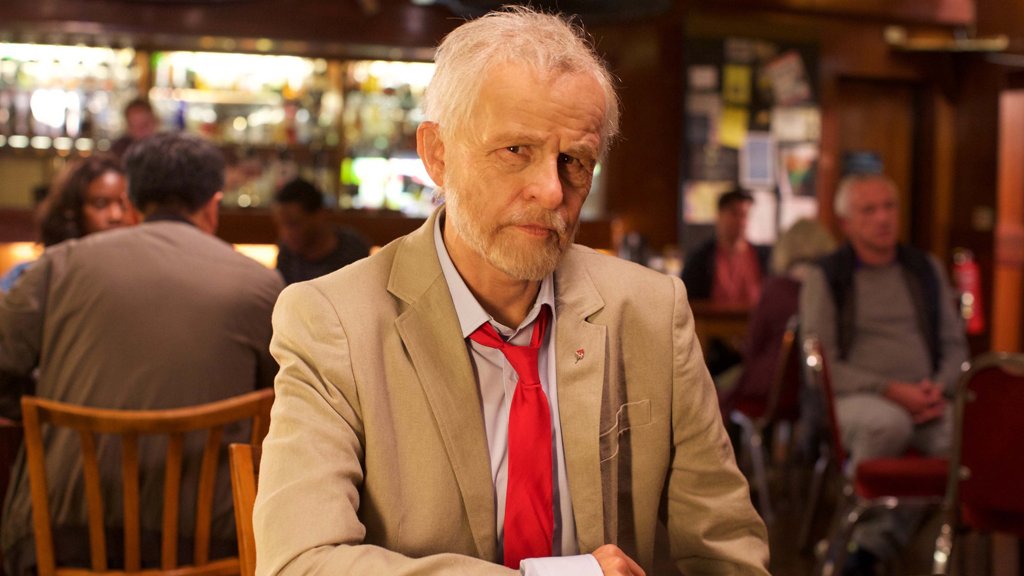 bbcpress's tweet photo. Oh Tra-a-cey Ullman... first look at Tracey as Jeremy Corbyn in #TraceyBreaksTheNews. Starts Friday at 9.30pm on @BBCOne https://t.co/qIQFunC1pU