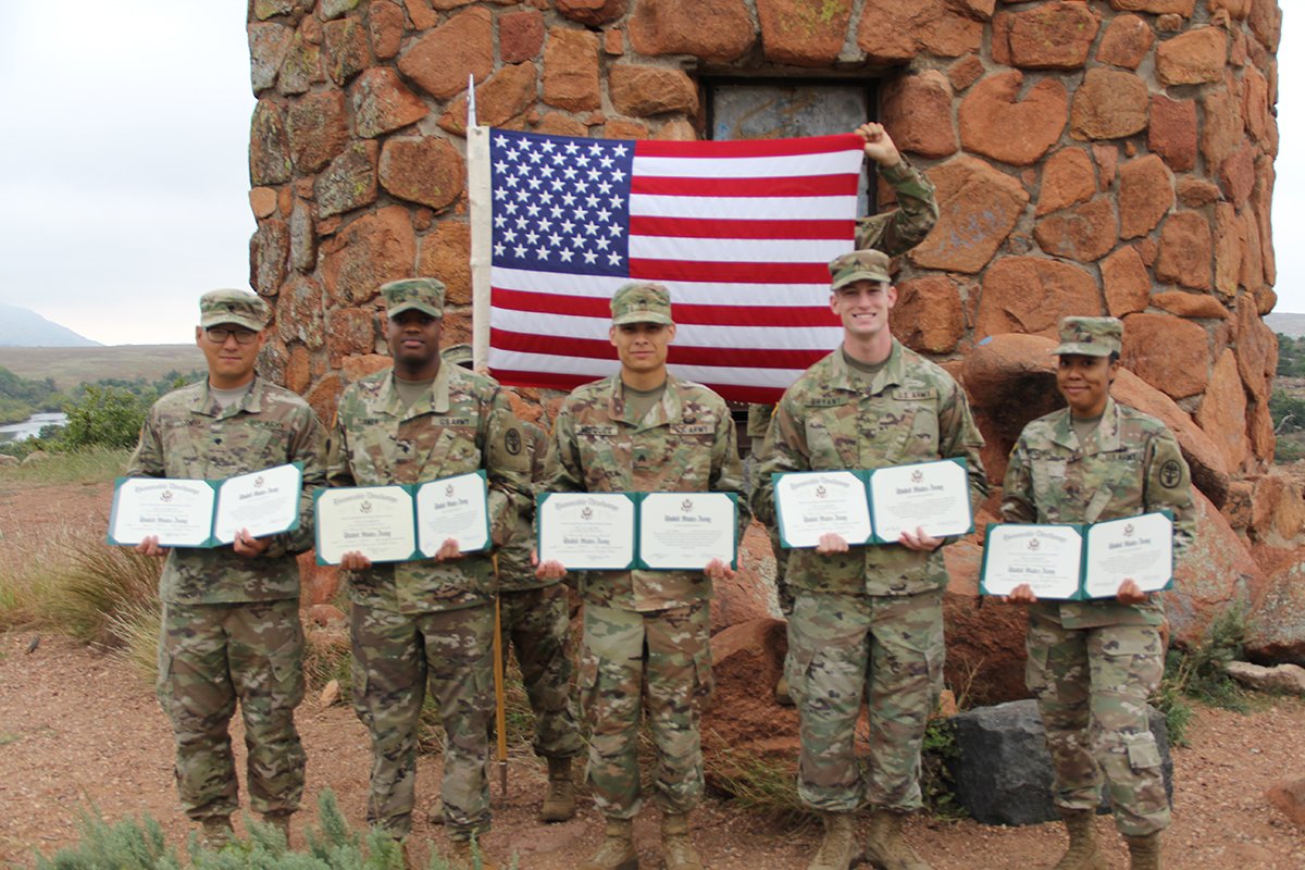MRC_West's tweet image. We are proud of the RHC-C Soldiers who raise their hands to continue to serve in the @USArmy. #Hooah! #reenlist #FortSill #IIICorps #RAHC