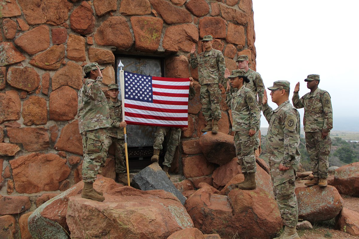 MRC_West's tweet image. We are proud of the RHC-C Soldiers who raise their hands to continue to serve in the @USArmy. #Hooah! #reenlist #FortSill #IIICorps #RAHC