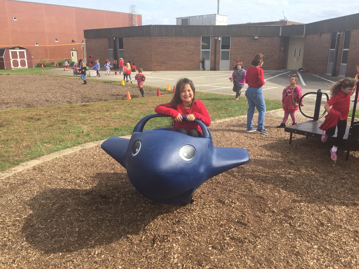 DunfeePride's tweet photo. Recess fun! #DunfeePride #beautifulfallweather https://t.co/mI8tETdJBB