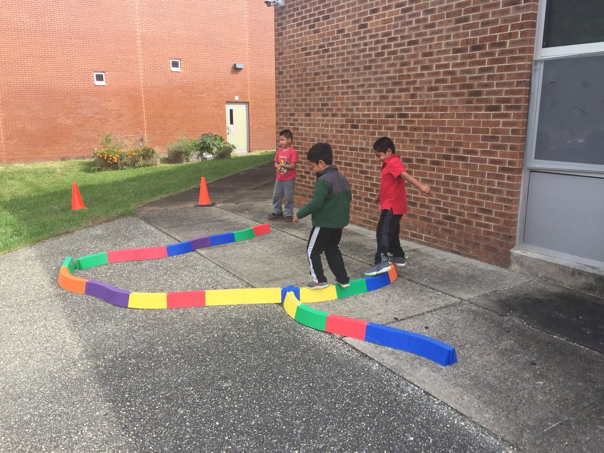 DunfeePride's tweet photo. Recess fun! #DunfeePride #beautifulfallweather https://t.co/mI8tETdJBB