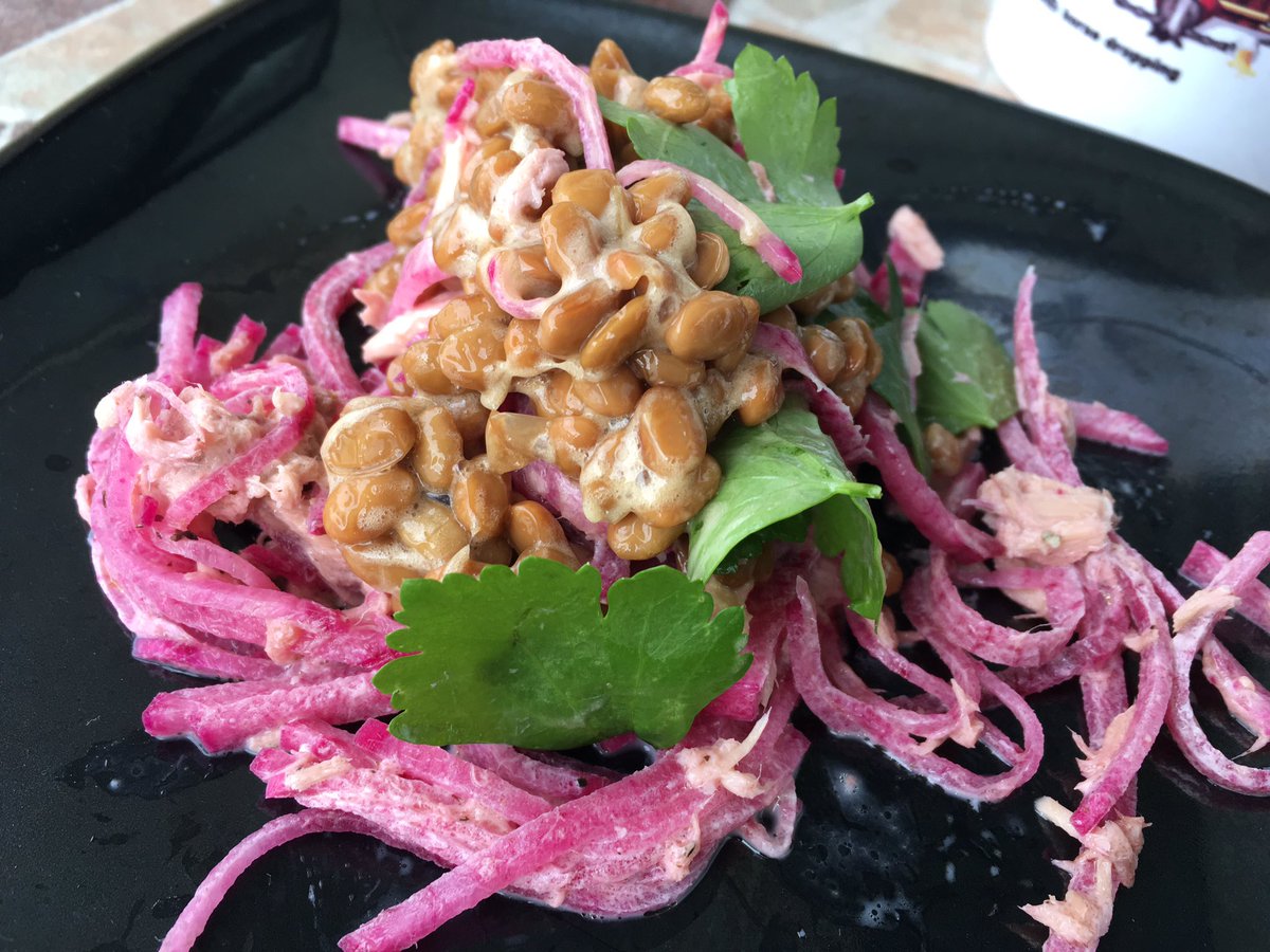 おぐにあやこ على تويتر 140字手抜き料理 紅芯大根とツナ缶でフツーに大根サラダ 塩胡椒とオリーブオイルと少しのマヨネーズ で 途中で味に飽きて 納豆かけたら やっぱり美味しいー 葉っぱは パクチーと信じて買ってきて 夫に育ててもらってるハーブ 食べたら