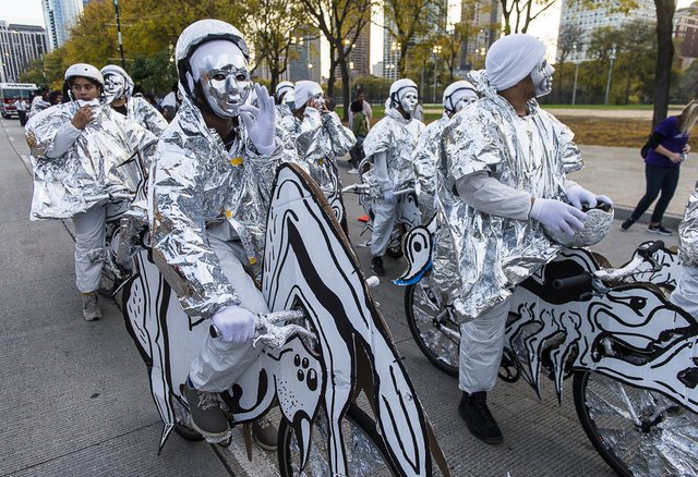 Chicagoist's tweet photo. Check Out Chicago's Most Creative Costumes From 'Arts In The Dark' Halloween Parade
 https://t.co/BgT9OZfaR6 https://t.co/hCFLWn7ADl