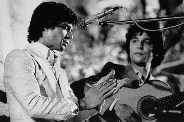 fanscamaron's tweet photo. Buenas noches para mis #CAMARONER@S Y MIS FLAMENCOS. aqui os dejos dos foto de nuestro Maestro con 
El @Tomatito6 OLEE #artepuro ! https://t.co/G9T5AUdRM5
