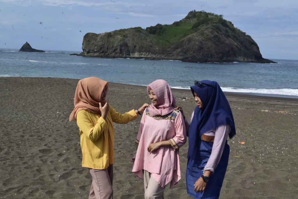 hidayati_aly's tweet photo. Slalu ada crita dstiap fasenya.
Hari itu mngkin hnya skedar liburan &amp; mengukir tawa.
Tapi esok ? Siapa yang tau ? :) https://t.co/zjRsgxmZdm
