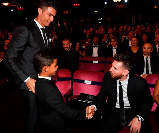 AtaqueFutbolero's tweet photo. El hijo de Cristiano Ronaldo saludando a su ídolo... https://t.co/8PNvYa0QQ2