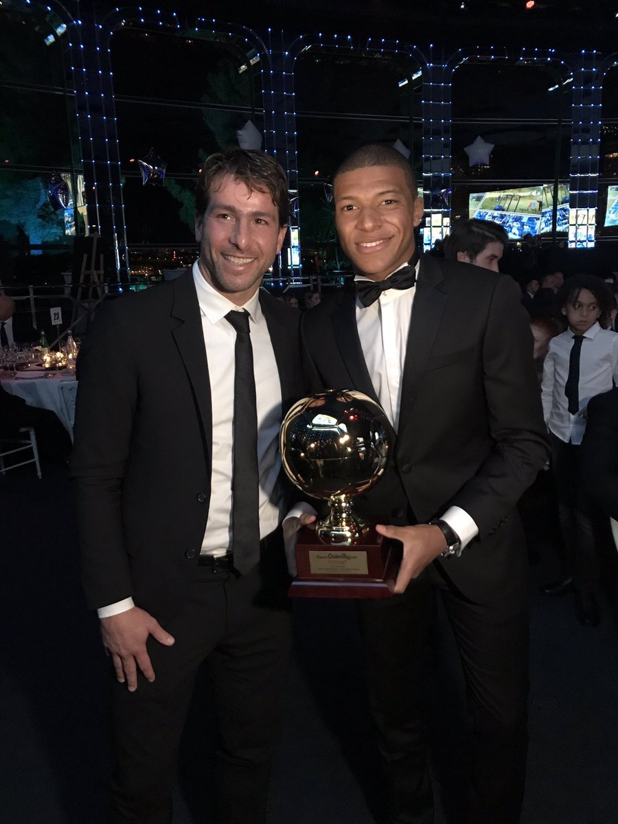 Footballogue's tweet photo. [#GoldenBoy🏆] Kylian Mbappé avec son Trophée de Golden Boy 2017

📸@JulienMaynard https://t.co/CvCUGBEKBW