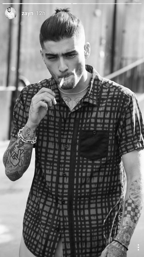 zjm_strong's tweet photo. Let's vote hard for our king 

#PopCraveJingleBellsAwards ZAYN https://t.co/XPCF3in2f7