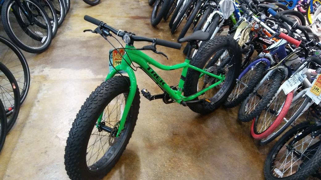 budgetbicycle's tweet photo. We have kids #fatbikes too! #trek #fattire #winterbike #bikewi #bikewinter #explorewisconsin #budgetbicyclecenter https://t.co/Ib0jhiXqS6