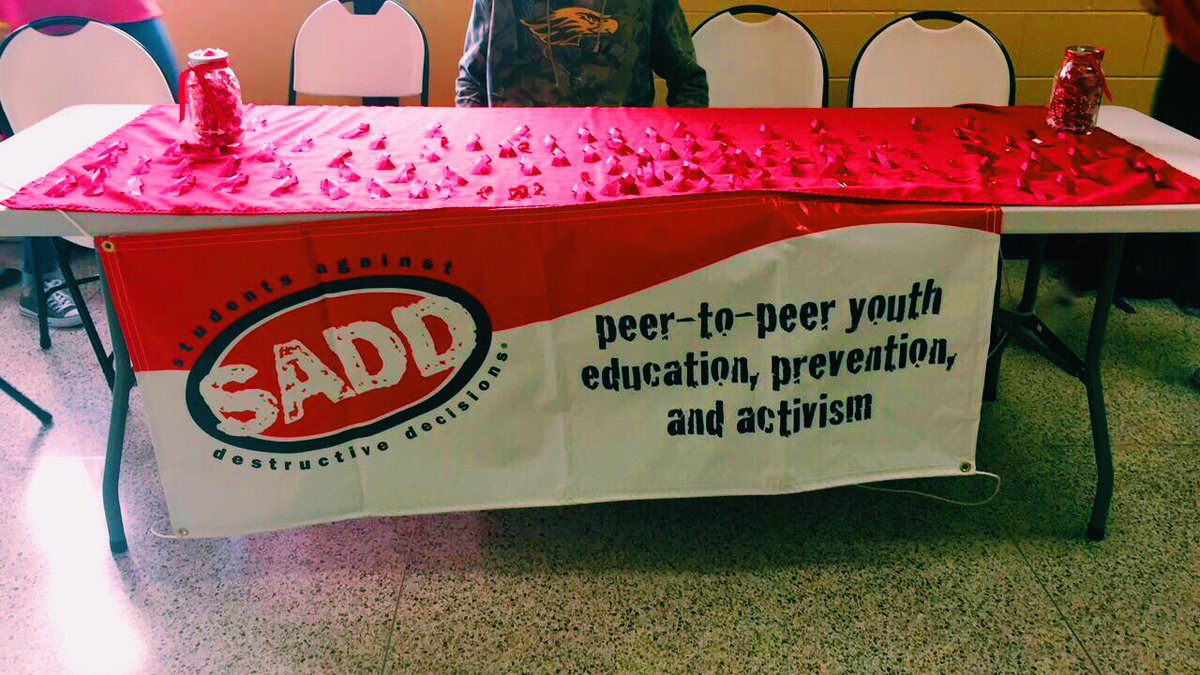 oconSADD's tweet image. we gave away every single ribbon we had today during lunch!!! remember to wear your ribbons all week #RedRibbonWeek #MondayMotivation