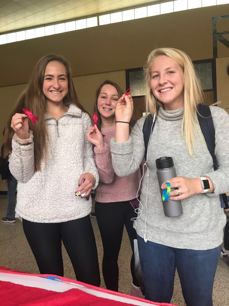 oconSADD's tweet image. we gave away every single ribbon we had today during lunch!!! remember to wear your ribbons all week #RedRibbonWeek #MondayMotivation