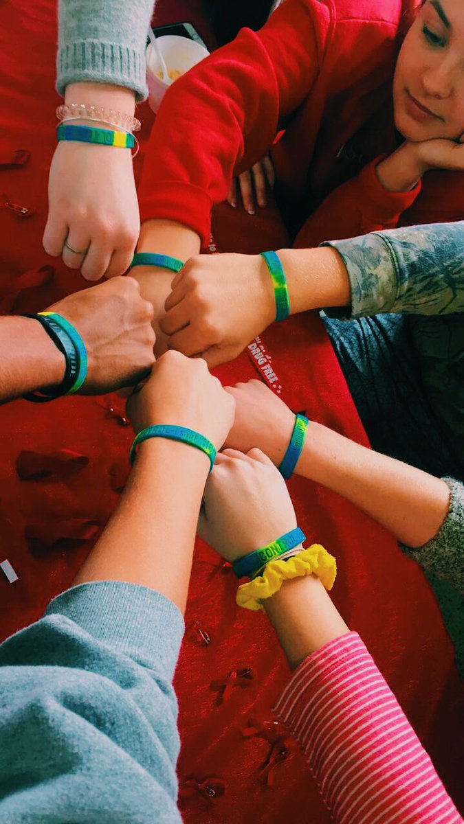 oconSADD's tweet image. we gave away every single ribbon we had today during lunch!!! remember to wear your ribbons all week #RedRibbonWeek #MondayMotivation