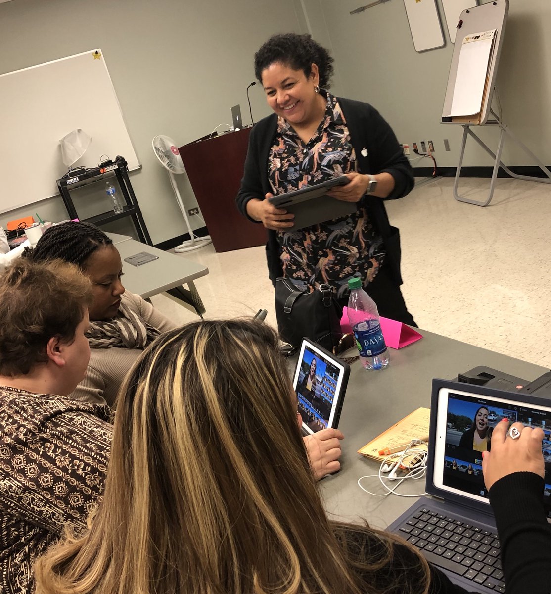 LisaCasas's tweet photo. Awesome #applepd with @cpopescuedu ! Making the day fly by. https://t.co/18IOIK4hvv