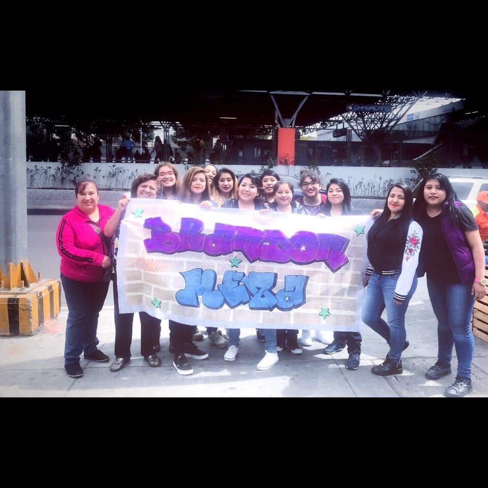 yoli19991999's tweet photo. #LasChidas #MezaGirls Camino a Televisa #BuenasVibrasConBM @brandon_meza @BuenasVibrasTV https://t.co/aksOHQPTMW