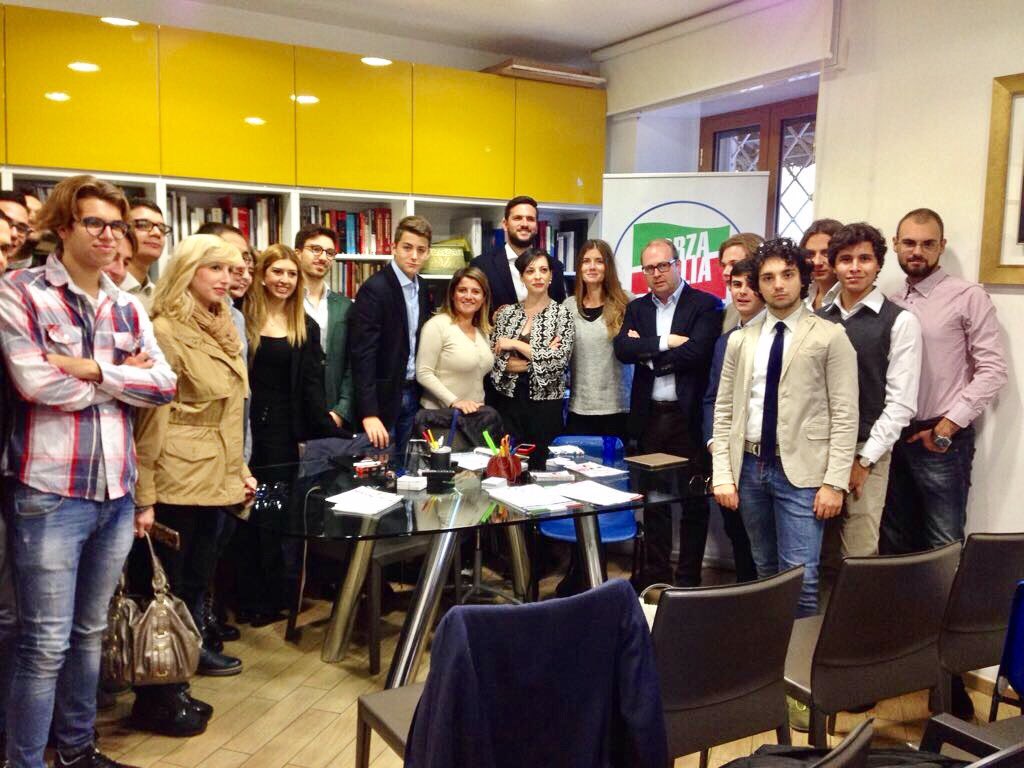 CalabriaTw's tweet photo. Coordinamento @fig_roma a #Ostia con Davide, Maria, MariaC e tanti ragazzi pronti a portare @forza_italia e cdx alla vittoria #OstiaAlVoto https://t.co/LEqAIheSvC