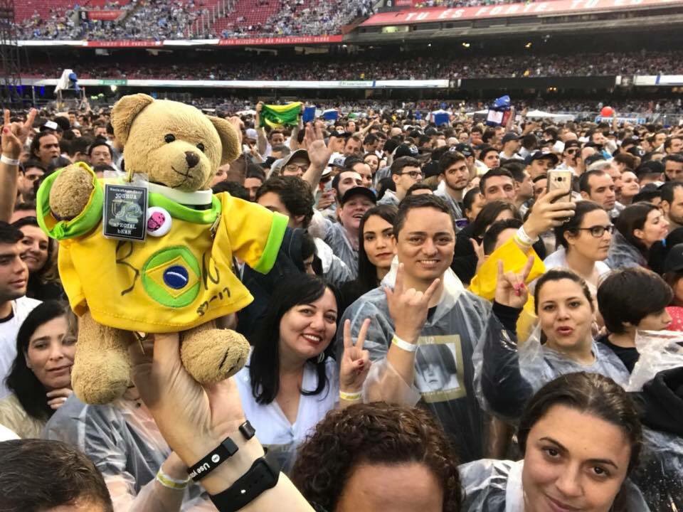 Joshuathebearu2's tweet photo. Little Joshua with his guardian Armando and the crowd at Morumbi Stadium in São Paulo - Brazil.
#u2 #joshuathebearu2 #U2Jt30 
#U2TJTBRAZIL https://t.co/a7ypJOo8nv