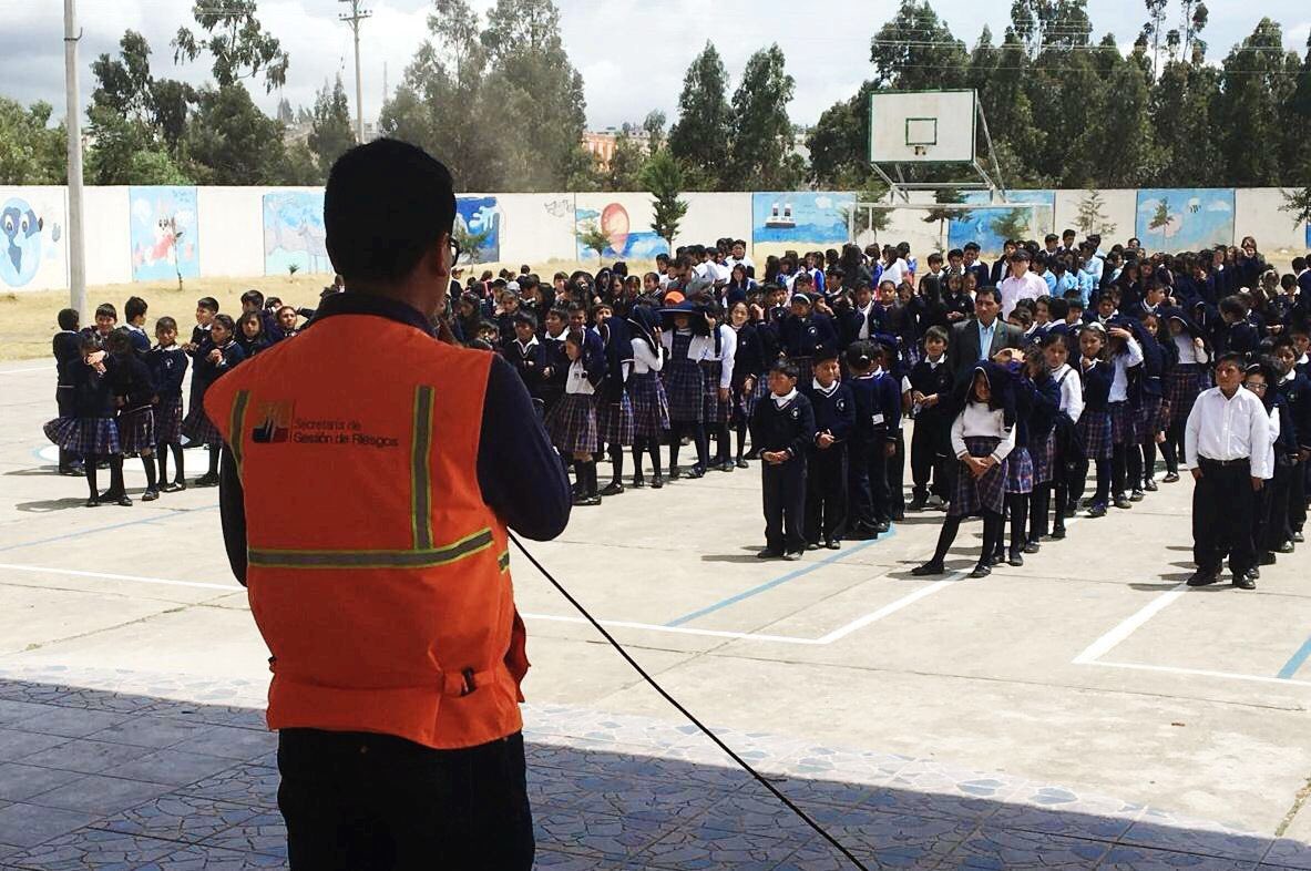 Riesgos_Ec's tweet photo. Participamos con un mensaje de sensibilización por el Día Internacional para la Reducción de Desastres en la Unidad Educativa Rosa Zárate #Salcedo #Cotopaxi #DIRD2017 https://t.co/kUpbmbKeys