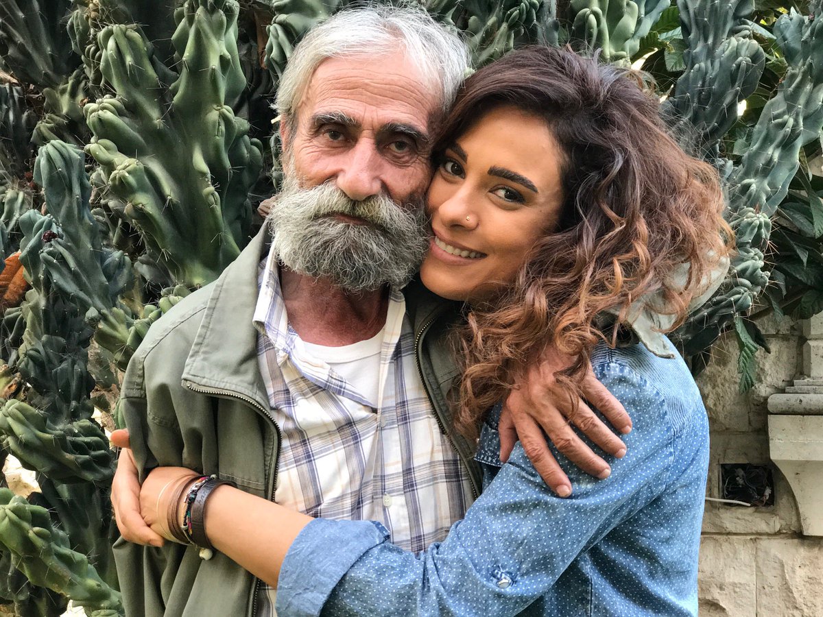 AndreeNacouzi's tweet photo. ليال:بليز بابا.. هيك اذا صرلو شي ركان،انتَ بتساعدو
#بحبَّك_بابا ( كان ايلي الشرف،مثّل حدّك ومقابيلك استاذ حسام)
#انطرونا_بكرا #الحب_الحقيقي https://t.co/XYfsMcRQeJ
