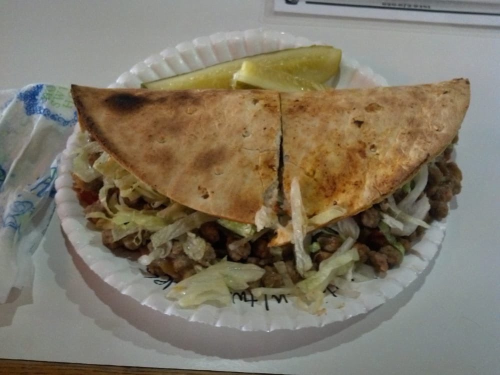 CoachBurrCMS's tweet photo. @mattfondiler @chrislaxamana @DawsAngeles @gpatricksmith Pizza taco from the Chapeau in Pratt Ks #Frankenfood https://t.co/QtAvaKEze3
