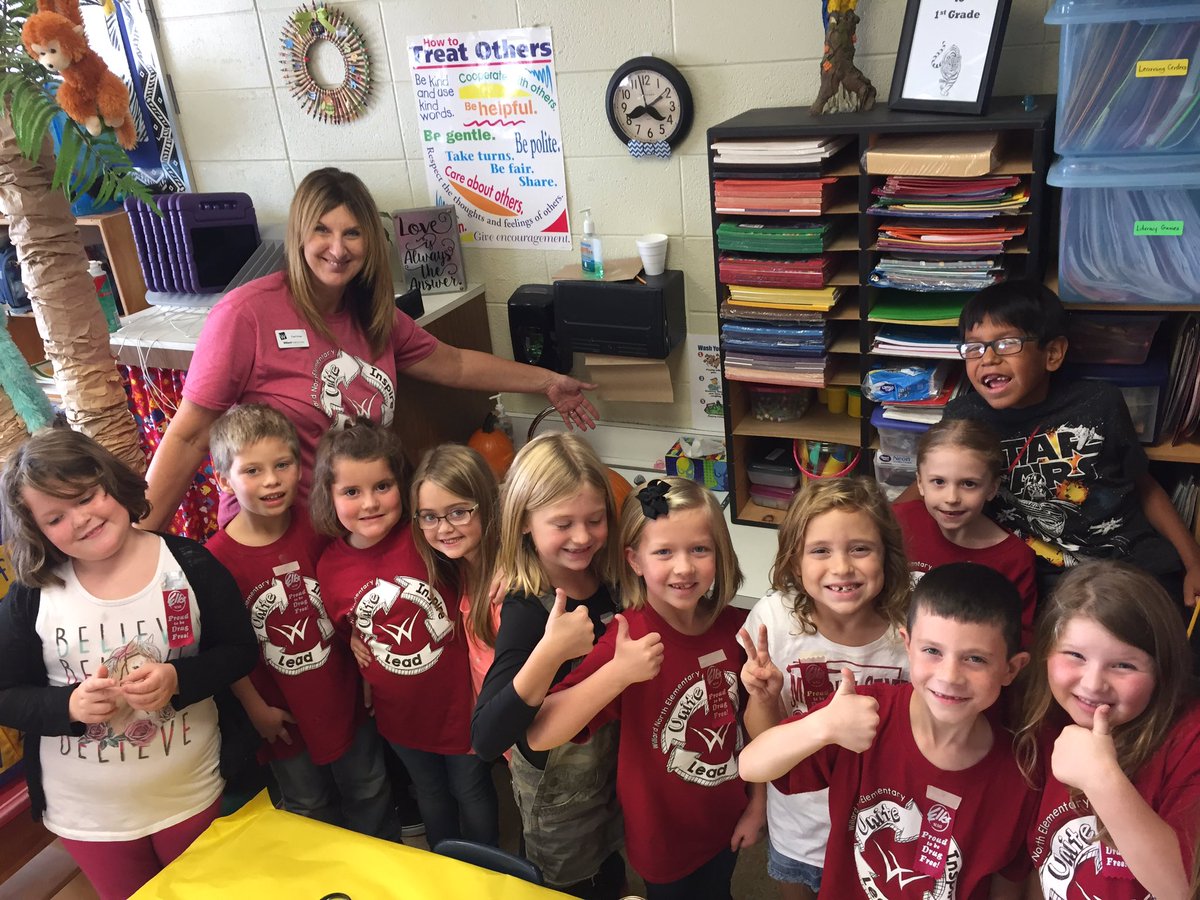 AmandaHambey's tweet photo. Will it sink or float? Pumpkin investigation in @LoriSevon1 1st grade classroom! #wnetigers #pumpkinsfloat #we💙science https://t.co/B49rc4znHK