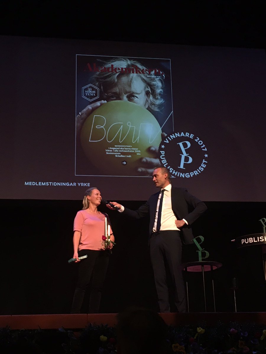 Akademikern_'s tweet photo. Hurra! Vi vann #publishingpriset i kategori medlemstidningar yrke! Chefredaktör Åsa Bolmstedt tar här emot priset! AD är Kajsa Isenberg! 🎉 https://t.co/ym3k0WQaHV