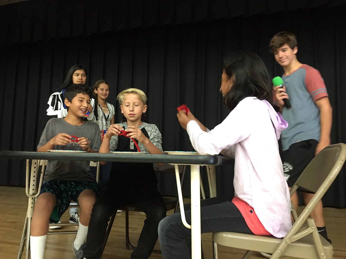 mssusanshih's tweet image. Ribbon tying contest with @RedVines on #RedRibbonWeek2017! @EdmsToros #firstlunch #spiritweek #torofamily #leadershipstudents