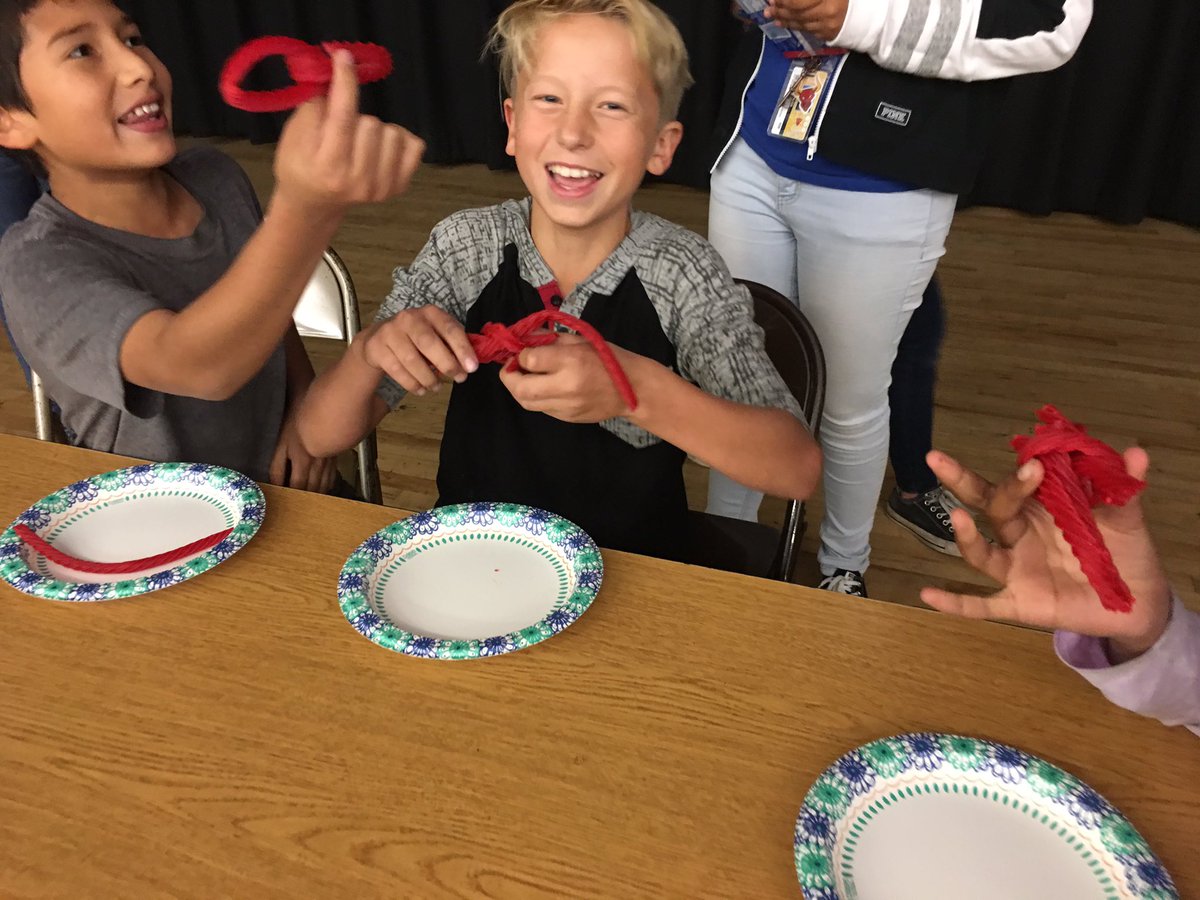 mssusanshih's tweet image. Ribbon tying contest with @RedVines on #RedRibbonWeek2017! @EdmsToros #firstlunch #spiritweek #torofamily #leadershipstudents