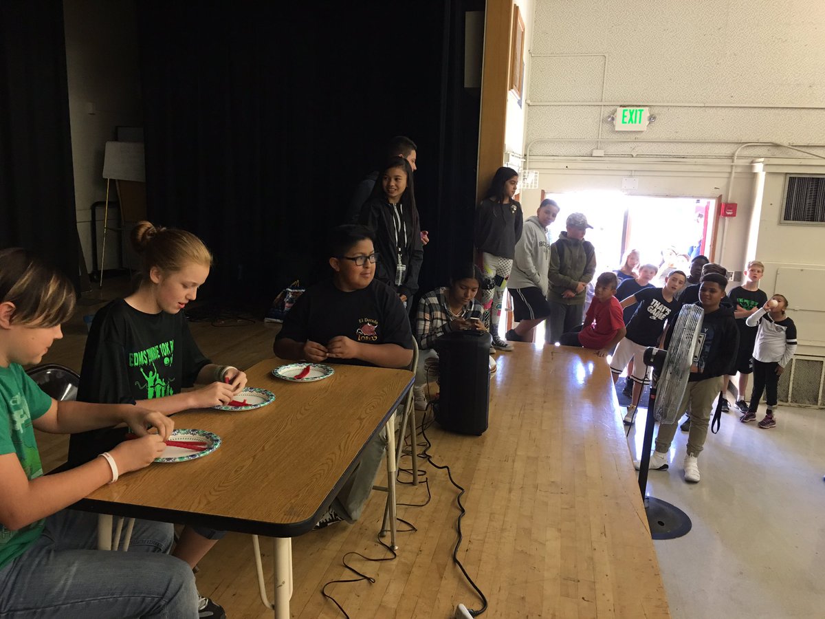 mssusanshih's tweet image. Ribbon tying contest with @RedVines on #RedRibbonWeek2017! @EdmsToros #firstlunch #spiritweek #torofamily #leadershipstudents