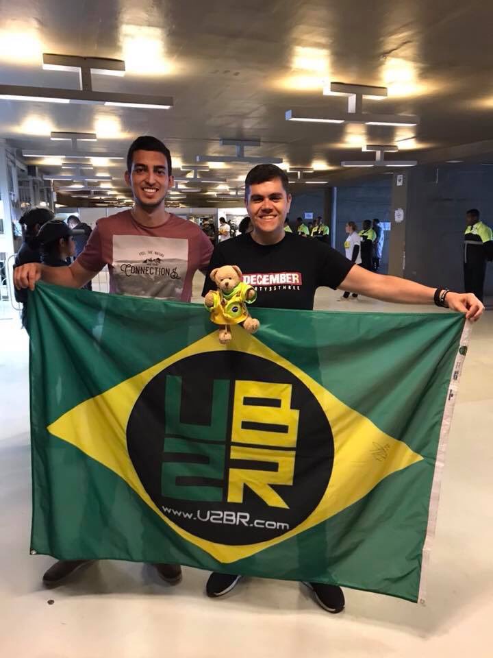 Joshuathebearu2's tweet photo. Little Joshua and a part of U2 Brazil's staff getting ready for the 3rd show in São Paulo.
#U2TJTBRAZIL #U2Jt30 
#followtheu2bear https://t.co/5duLT3fge9