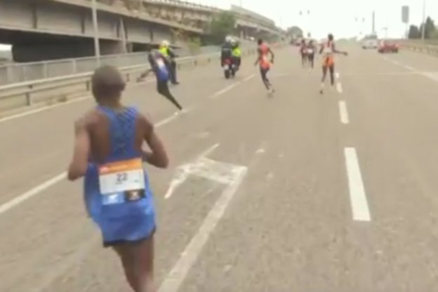 lequipe's tweet photo. Les coureurs en tête du marathon de Venise prennent la mauvaise route (vidéo) https://t.co/IxsFxOBz9F https://t.co/LPS3eQY7tq
