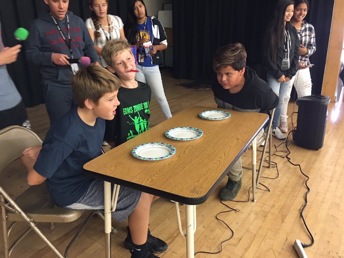 EdmsToros's tweet image. @RedVines eating contest for #RedRibbonWeek2017! @EdmsToros #firstlunch #spiritweek #torofamily #yourfutureiskeystaydrugfree