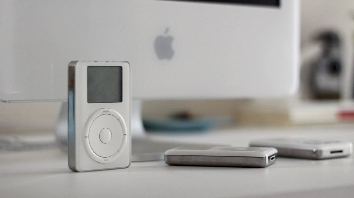 ManzanaMania's tweet photo. Hoy cumple 16 años el iPod original. Con sus 5 Gb y 10 horas de autonomía, supuso la revolución del mercado musical #iPodOriginal #iPod https://t.co/arF42w7VjN
