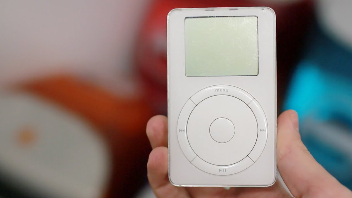 ManzanaMania's tweet photo. Hoy cumple 16 años el iPod original. Con sus 5 Gb y 10 horas de autonomía, supuso la revolución del mercado musical #iPodOriginal #iPod https://t.co/arF42w7VjN