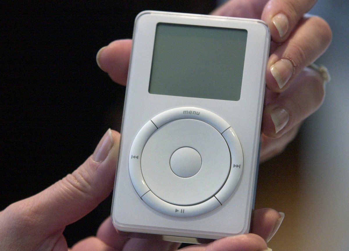 ManzanaMania's tweet photo. Hoy cumple 16 años el iPod original. Con sus 5 Gb y 10 horas de autonomía, supuso la revolución del mercado musical #iPodOriginal #iPod https://t.co/arF42w7VjN