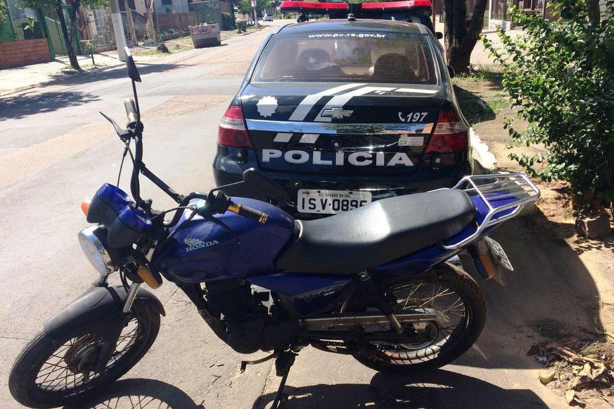 Poa24h_Oficial's tweet photo. Polícia Civil recupera, em Esteio, motocicleta furtada. O furto ocorreu em julho, no bairro Parque Primavera, em Esteio. #DP_Esteio https://t.co/KzXNqK6r0m