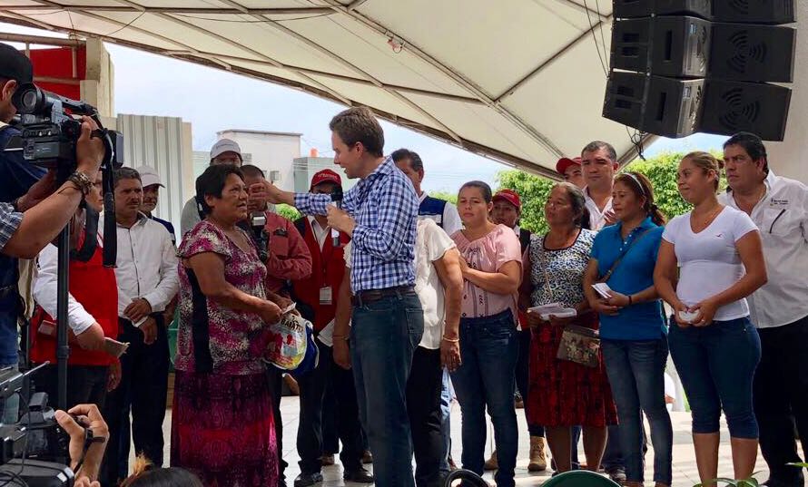 Prospera_MX's tweet photo. En Suchiate, Chis., municipio atendido por PROSPERA, el Gob. @VelascoM_ realiza la entrega de tarjetas, para la reconstrucción de viviendas. https://t.co/bQAnfZiriC