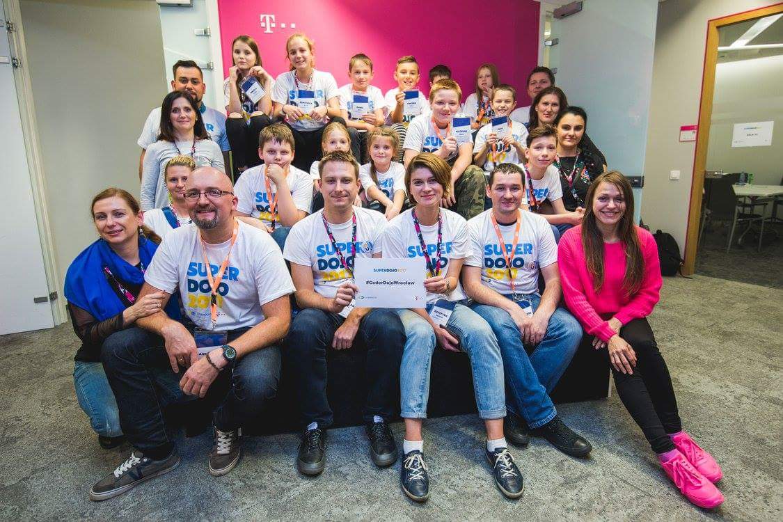 CDWroclaw's tweet image. Każde dojo jest super na #superdojo2017 #coderdojo #inspiracja #codeweek