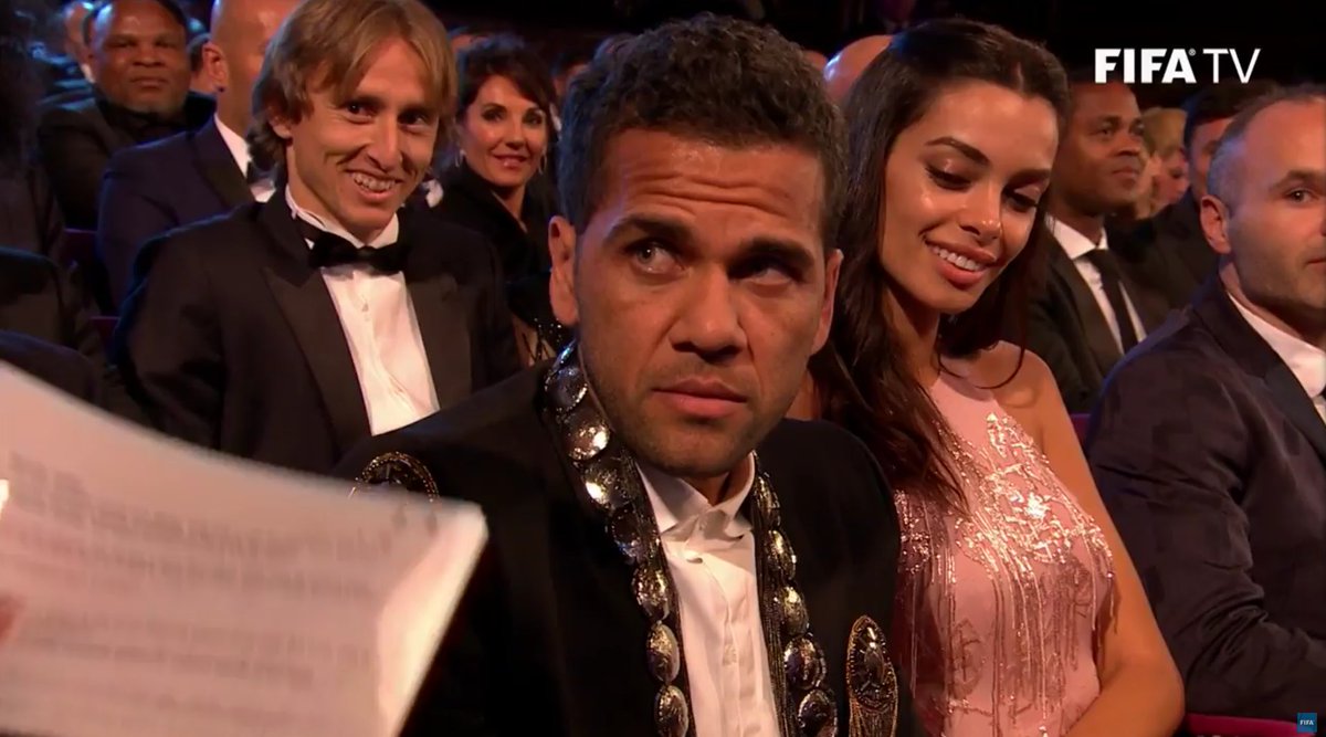 DesdeelVar's tweet photo. Aquí le preguntaban a Alves si se había buscado un segundo trabajo, como mariachi. #FIFPRO #FIFA #thebest https://t.co/abqcD07KaD