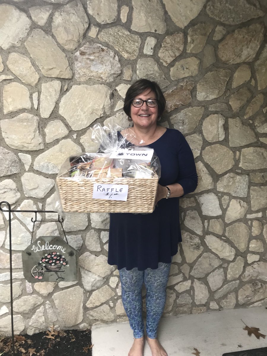 QtownCoffee's tweet photo. Congrats to Denise, winner of the Autumn Alive raffle basket! Thanks to everyone who supported us this Saturday. https://t.co/frn3YHMPMX