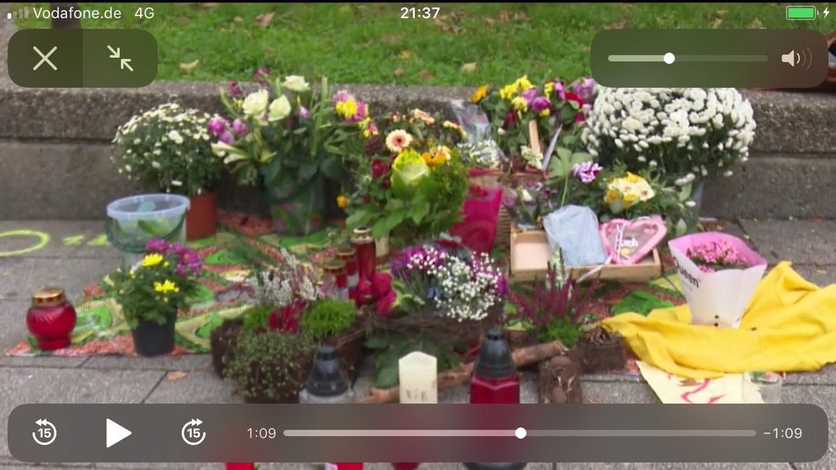 BasilMStevens's tweet photo. Ebertplatz Köln:Ein Meer von Kerzen und Blumen. Ein öffentliches Trauermonument für einen im Machtkampf erstochenen Drogendealer. Ernsthaft? https://t.co/nsxLK3KVK4