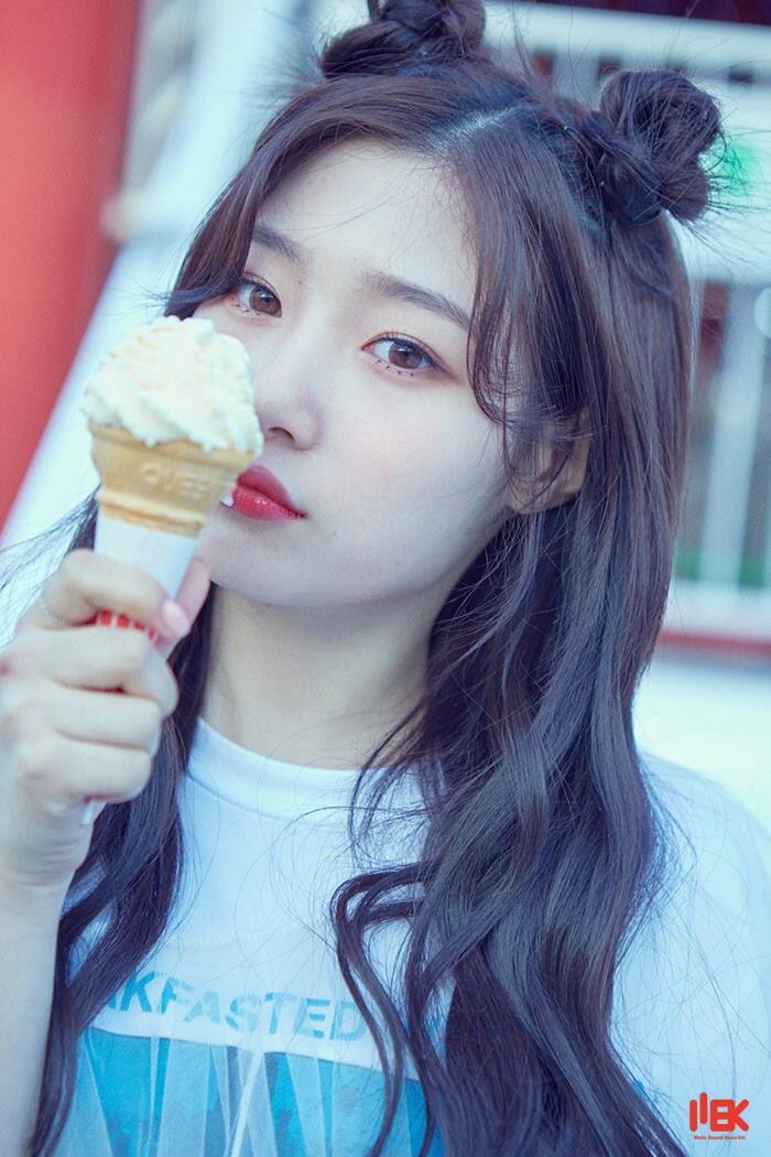 iQueenMario's tweet photo. #CatChae had the same hair style 🖤🖤. https://t.co/tzDoRx2ly8