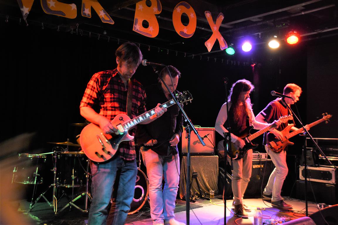 DeLeidseGlibber's tweet photo. 23e #CoverBox was weer een avond met mooie bands die bekende bands coverden https://t.co/EgpArUNbtw #Leiden #covers https://t.co/KYo0qhWHJH
