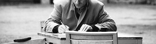 " أود كِتابة شيئاً لاأعلم ماهُو لكنهُ يختصّر جميع فوضى هدوئي الكلامُ الذي يتربّع وسطَ صمتي بـ الأحرى شيئاً يحتضر في أعماقي

#صور