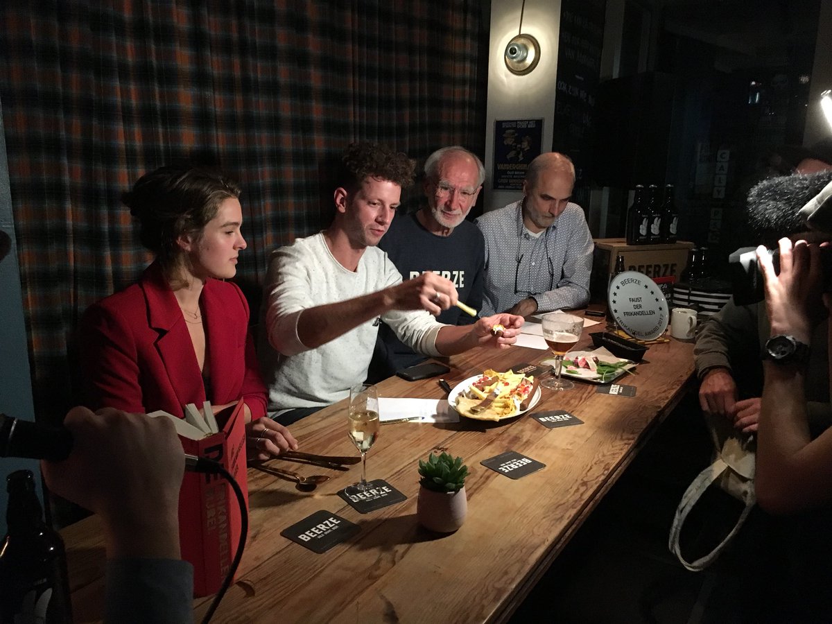 GettheBuzzLive's tweet photo. ‘Frikadellus inflatus Exodus’ van @biki90. multiculti frikadel catamaran met harissa humus en granaatappel. #getthebuzz #ddw17 https://t.co/Cr8hByxMM9