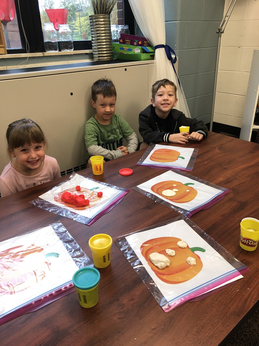 MrsMinorsKinder's tweet image. Fun making pumpkin faces in discovery center today.  #WEAreLakota #falltimefun