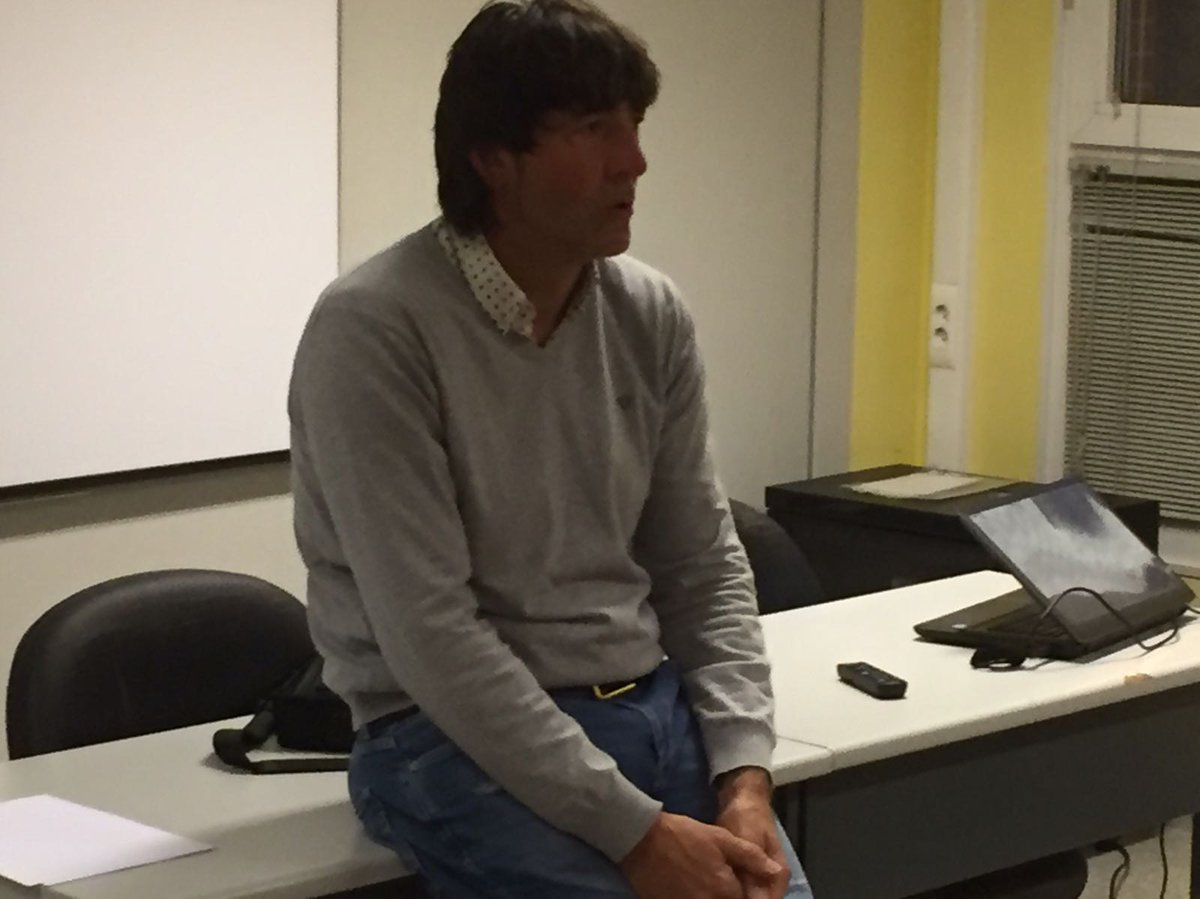 FCyLF's tweet photo. El entrenador del @Burgos_CF @patxisalinas muy cercano con los alumnos del Curso de la Escuela de Entrenadores @FCyLF en #Burgos #Gracias https://t.co/z14w0pZfTg