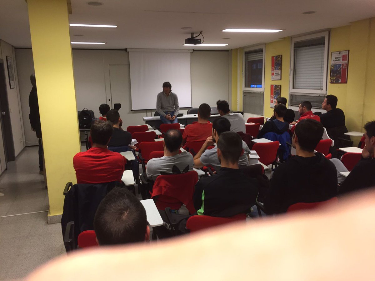 FCyLF's tweet photo. El entrenador del @Burgos_CF @patxisalinas muy cercano con los alumnos del Curso de la Escuela de Entrenadores @FCyLF en #Burgos #Gracias https://t.co/z14w0pZfTg